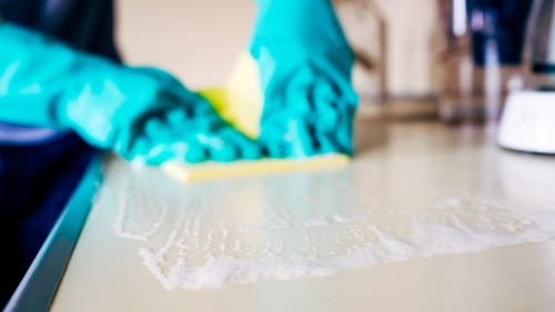 Maintenance cleaning for a hard floor in a W1G residential interior